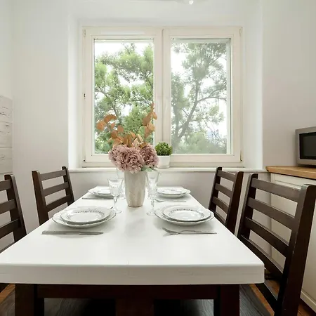 Family With Balcony In By Renters *
